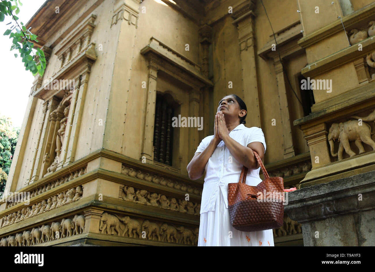 May 18, 2019 - Colombo, western province, Sri Lanka - A Srilankan Buddhist pray at kelaniya temple in kelaniya on vesak full moon poya day, May 18, 2019.Buddhist commemorate the birth, enlightenment, and death of the Buddha. (Credit Image: © Pradeep Dambarage/ZUMA Wire) Stock Photo