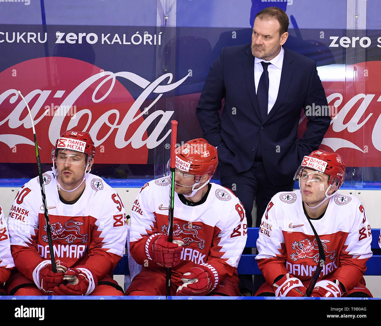 18 May 2019, Slovakia, Kosice: Ice hockey: World Championship, Denmark -  USA, preliminary round, Group A, 5th matchday in the Steel Arena. Denmark's  coach Heinz Ehlers (back) follows the game. Photo: Monika