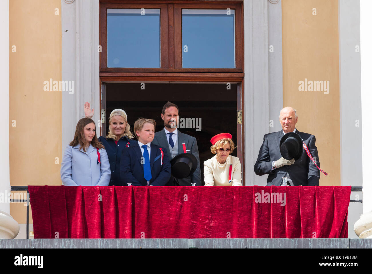 Norway, Oslo - May 17, 2019. The people is greeted by the royal family who are waving to the crowds from the Royal Palace balcony during the Norwegian Constitution Day, also referred to as Sytttende Mai, in central Oslo. (L-R) Princess Ingrid Alexandra, Mette-Marit, Crown Princess of Norway, Prince Sverre Magnus of Norway, Haakon, Crown Prince of Norway, Queen Sonja of Norway and King Harald V. (Photo credit: Gonzales Photo - Stian S. Moller). Stock Photo