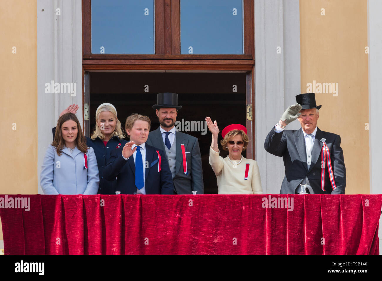 Norway, Oslo - May 17, 2019. The people is greeted by the royal family who are waving to the crowds from the Royal Palace balcony during the Norwegian Constitution Day, also referred to as Sytttende Mai, in central Oslo. (L-R) Princess Ingrid Alexandra, Mette-Marit, Crown Princess of Norway, Prince Sverre Magnus of Norway, Haakon, Crown Prince of Norway, Queen Sonja of Norway and King Harald V. (Photo credit: Gonzales Photo - Stian S. Moller). Stock Photo