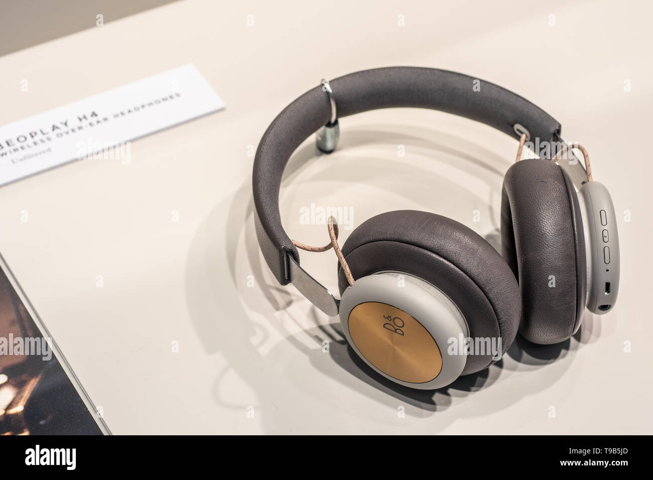 Berlin, Germany, August 30, 2018, Bang & Olufsen stereo headset Beoplay H4,  H8i, H9i Wireless over-ear Headphones at Bang & Olufsen B&O exhibition  Stock Photo - Alamy