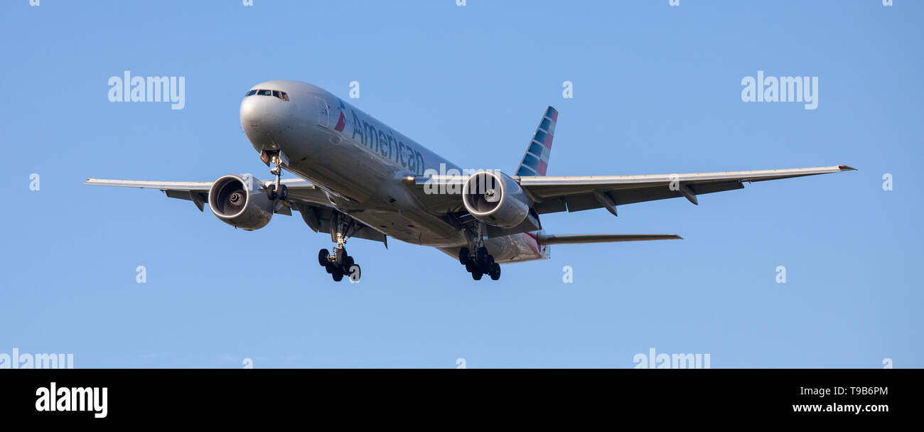American Airlines Boeing 777 N783AN on final approach to London-Heathrow Airport LHR Stock Photo