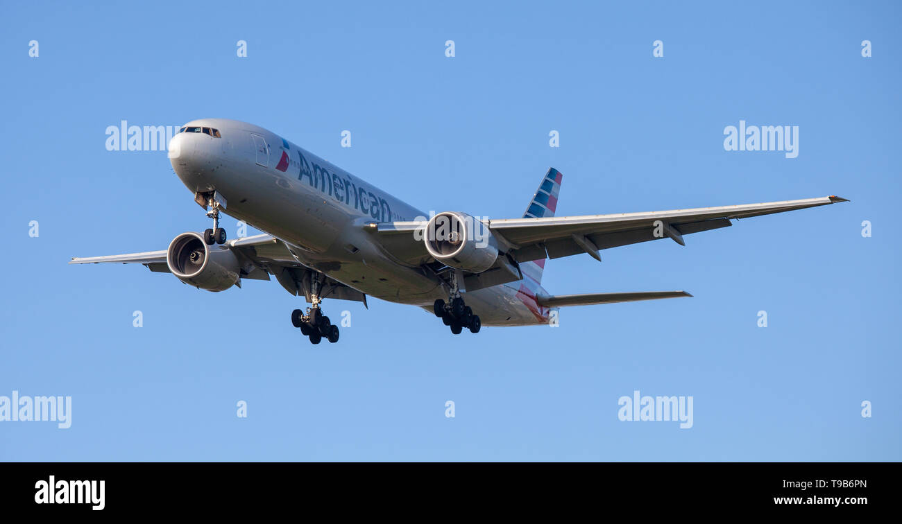 American Airlines Boeing 777 N783AN on final approach to London-Heathrow Airport LHR Stock Photo