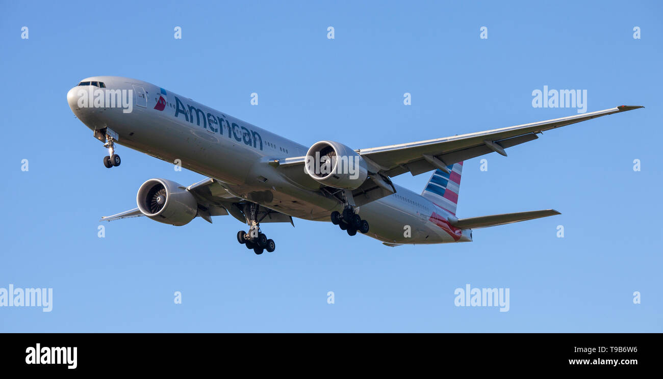 American Airlines Boeing 777 N730AN on final approach to London-Heathrow Airport LHR Stock Photo