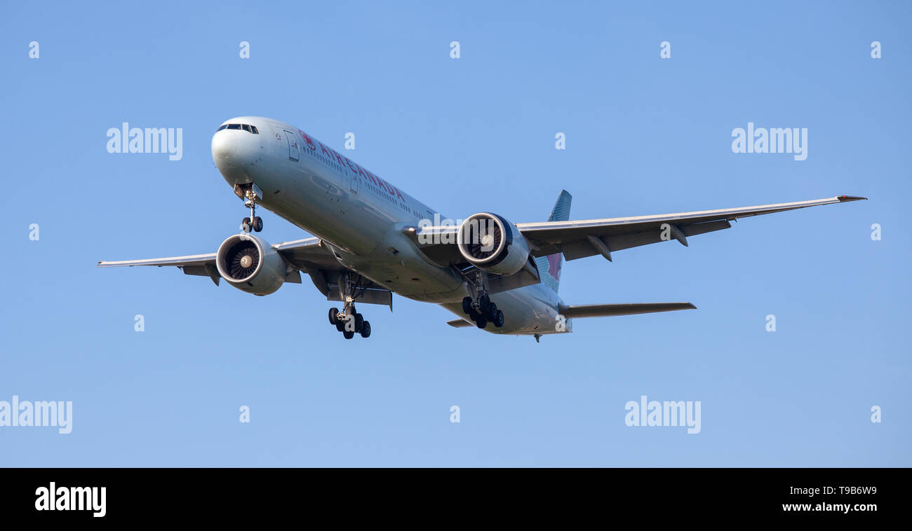 Air Canada Boeing 777 C-FRAM on final approach to London-Heathrow Airport LHR Stock Photo