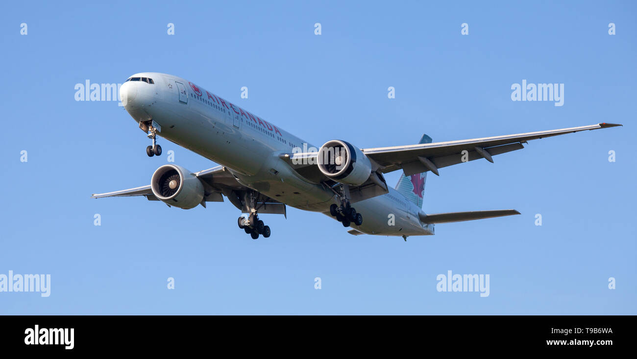Air Canada Boeing 777 C-FRAM on final approach to London-Heathrow Airport LHR Stock Photo