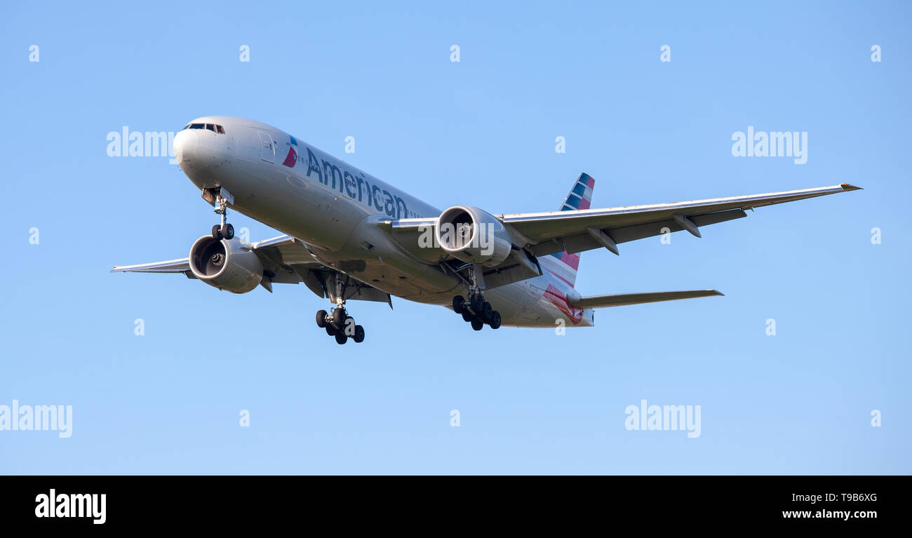 American Airlines Boeing 777 N772AN on final approach to London-Heathrow Airport LHR Stock Photo