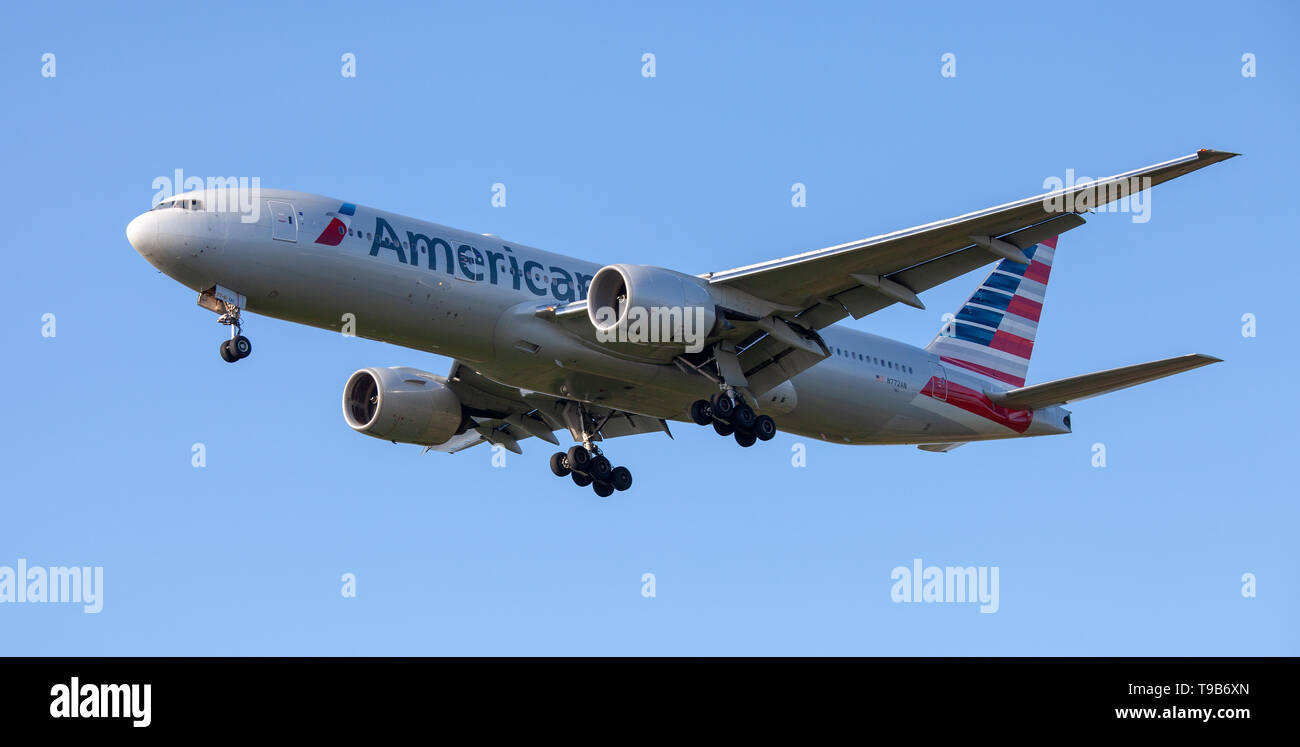 American Airlines Boeing 777 N772AN on final approach to London-Heathrow Airport LHR Stock Photo