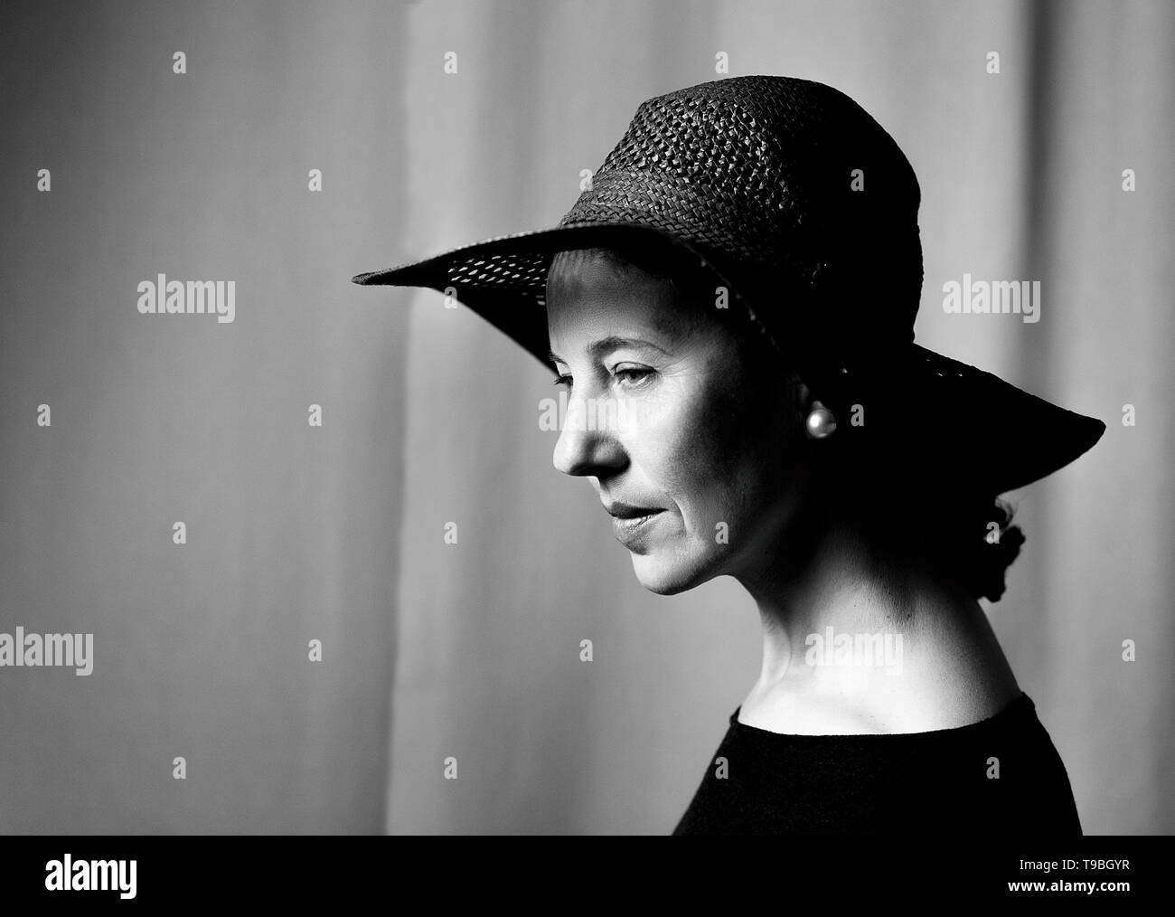 Woman in hat green Black and White Stock Photos & Images - Alamy