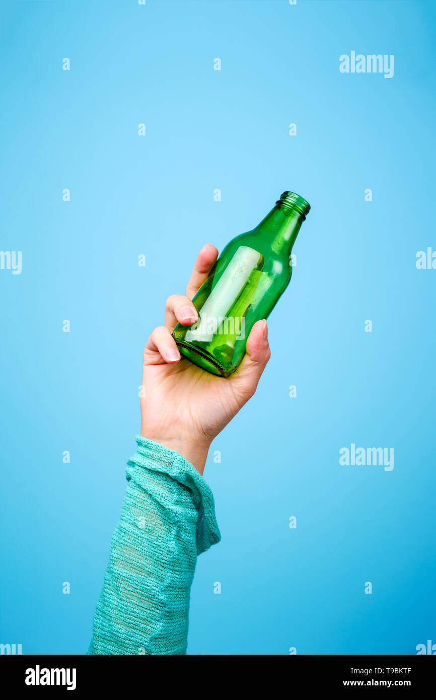 Hand holding bottle macro hi-res stock photography and images - Alamy