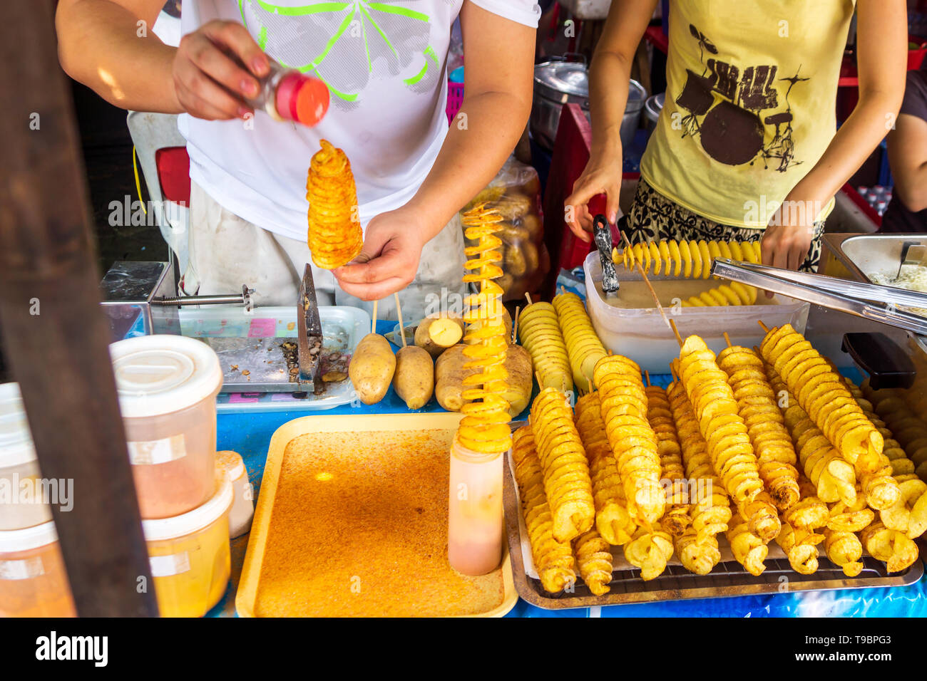 https://c8.alamy.com/comp/T9BPG3/preparation-of-spiral-potato-chips-on-bangkok-open-market-handmade-street-food-from-fresh-potatoes-thailand-T9BPG3.jpg