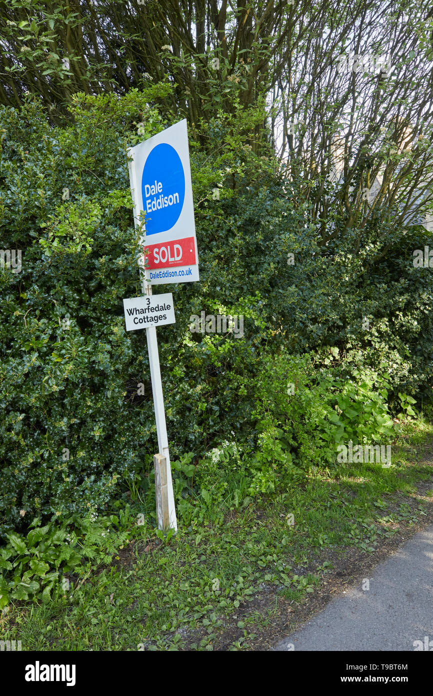 Estate Agent's SOLD (subject to contract) sign Stock Photo