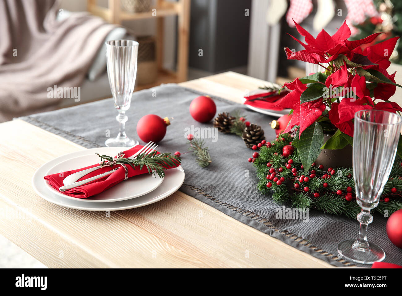 Beautiful table setting for Christmas dinner Stock Photo - Alamy