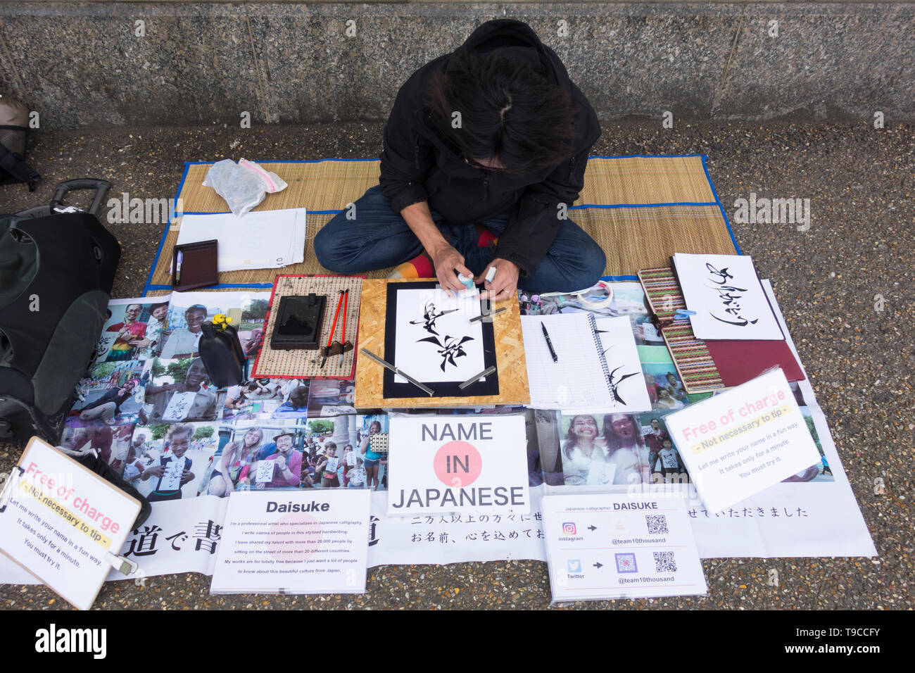 A Japanese calligrapher at work on London's Southbank - Your Name in Japanese Stock Photo