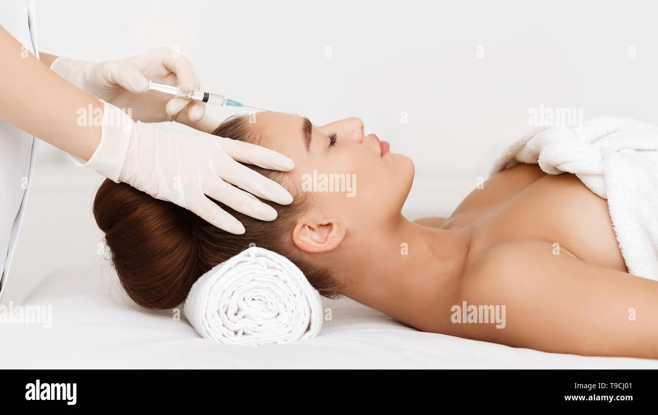 Woman having injection hi-res stock photography and images - Alamy