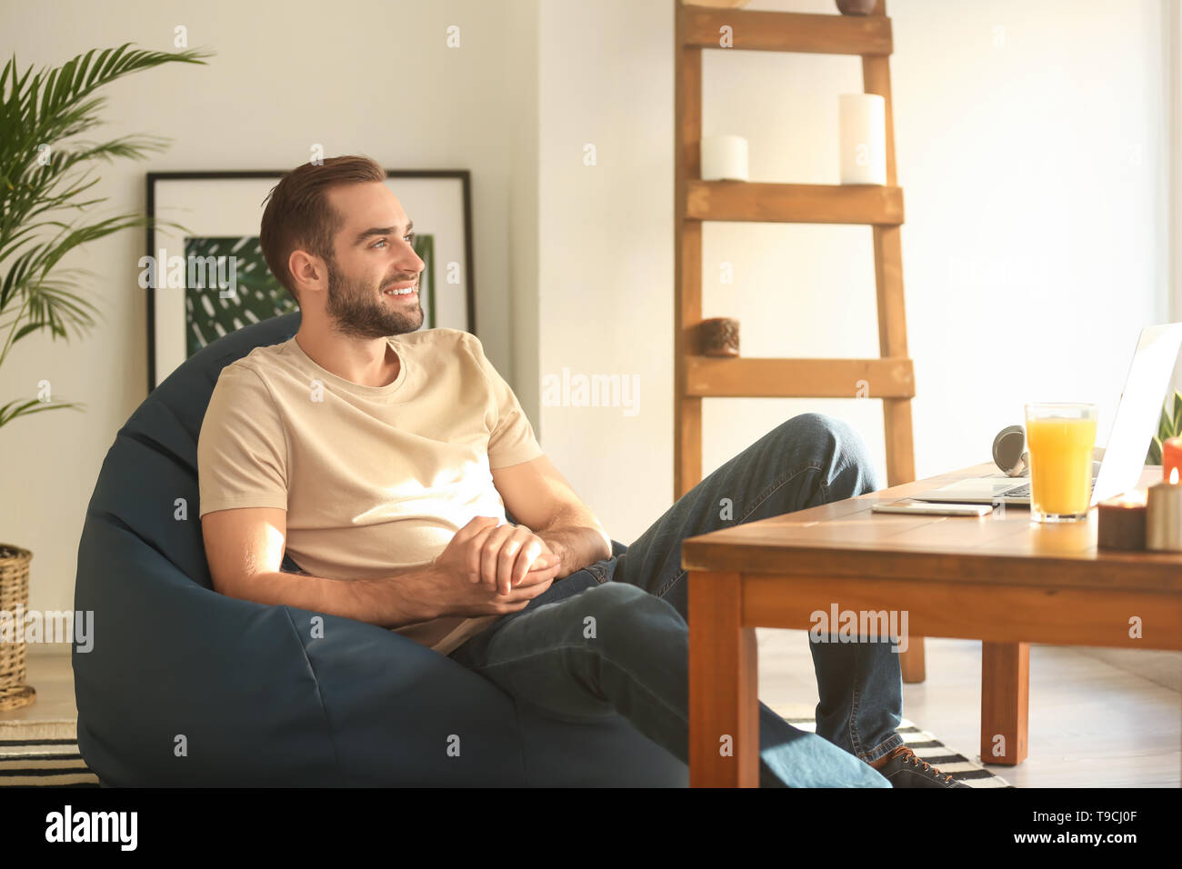 Man sitting on beanbag hi-res stock photography and images - Alamy