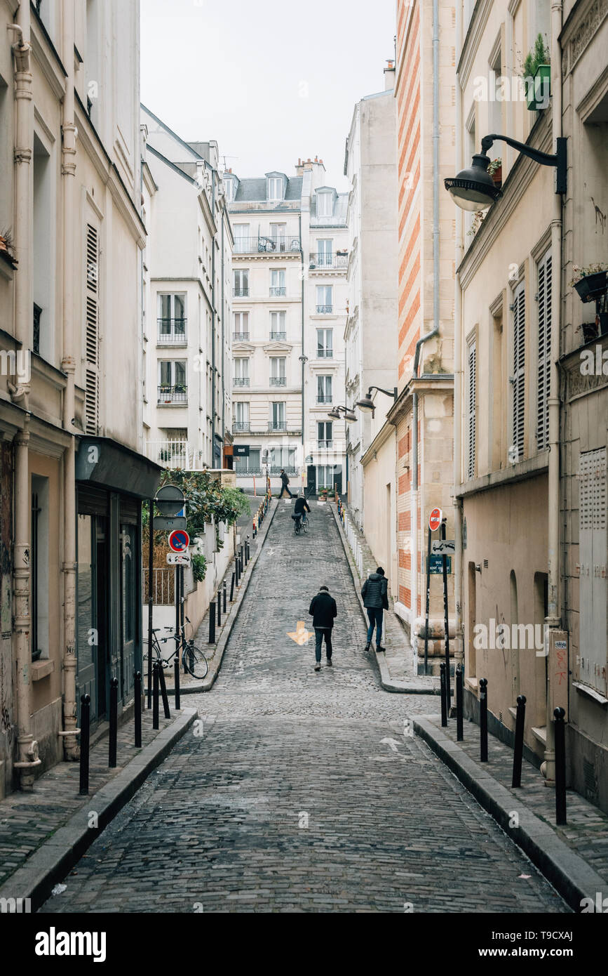 Narrow cobblestone street in Montmartre, Paris, France Stock Photo Alamy