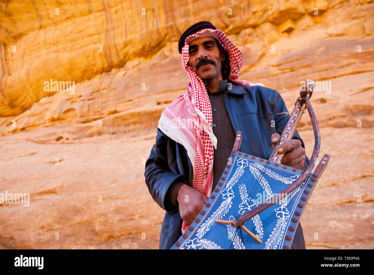 Beduino con instrumento musical Al Rababah, Wadi Rum, Jordania, Oriente Medio Stock Photo