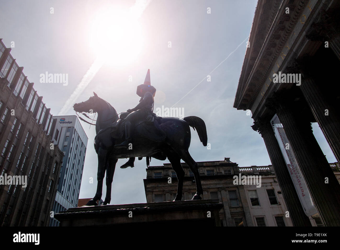 Traffic cones on wellington statue glasgow hi-res stock photography and ...