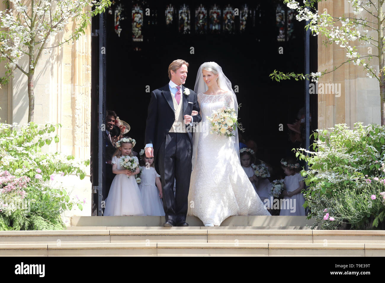 Newlyweds Thomas Kingston and Lady Gabriella Windsor pose on the steps of the chapel with their bridesmaids, page boys and guests after their wedding at St George's Chapel in Windsor Castle Stock Newlyweds Thomas Kingston and Lady Gabriella Windsor pose on the steps of the chapel with their bridesmaids, page boys and guests after their wedding at St George's Chapel in Windsor Castle Stock