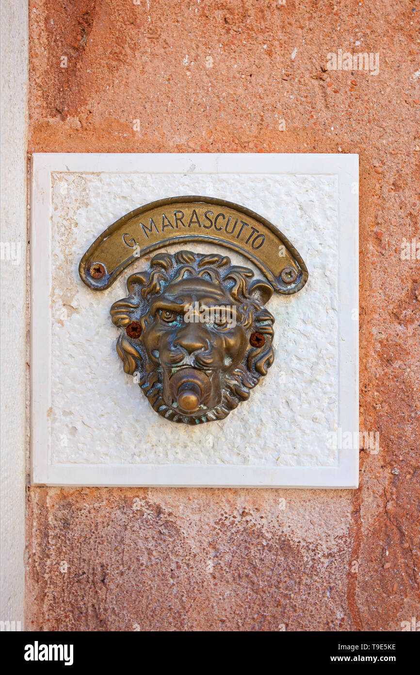 Bronze lion statue and house marking, Venice Stock Photo - Alamy