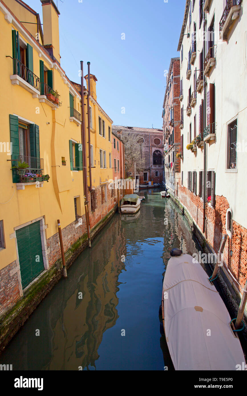 Channel boats in venice hi-res stock photography and images - Alamy