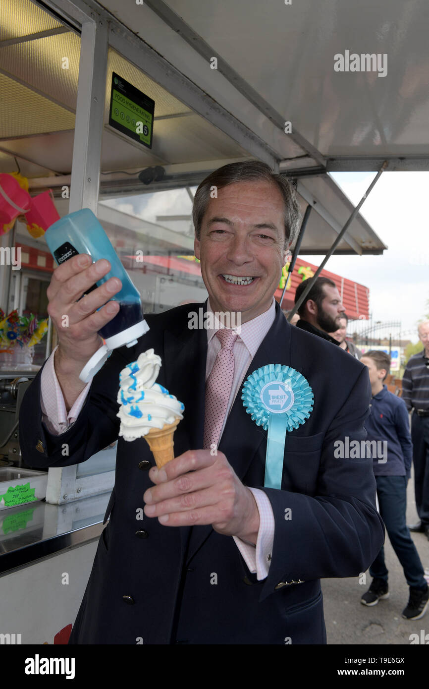 Nigel farage eats ice cream hires stock photography and images Alamy