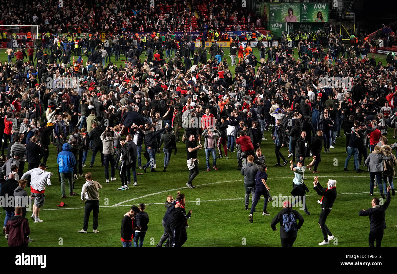 Fans run onto the pitch after Charlton Athletic win the match Stock Photo -  Alamy