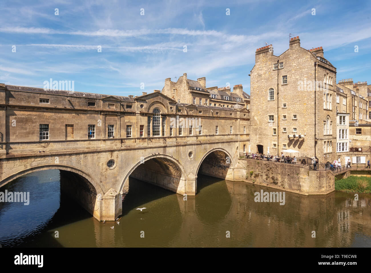 Pulteney Bridge and Weir on the River Avon in the historic city of Bath ...