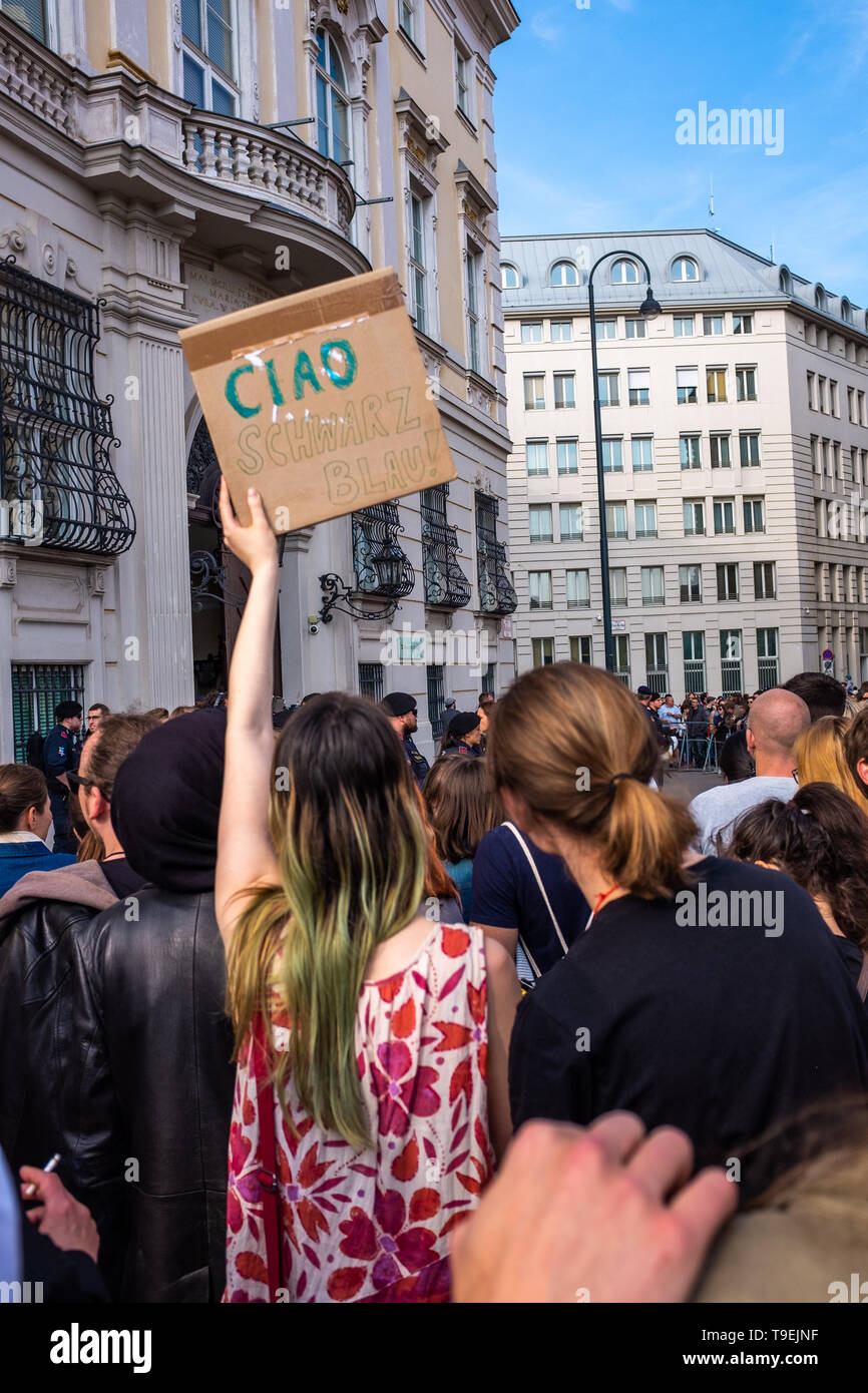Celebrations outside the Bundeskanzleramt (Chancellery) at the news of the resignation of far-right politician Heinz-Christian Strache, 18 May 2019 Stock Photo