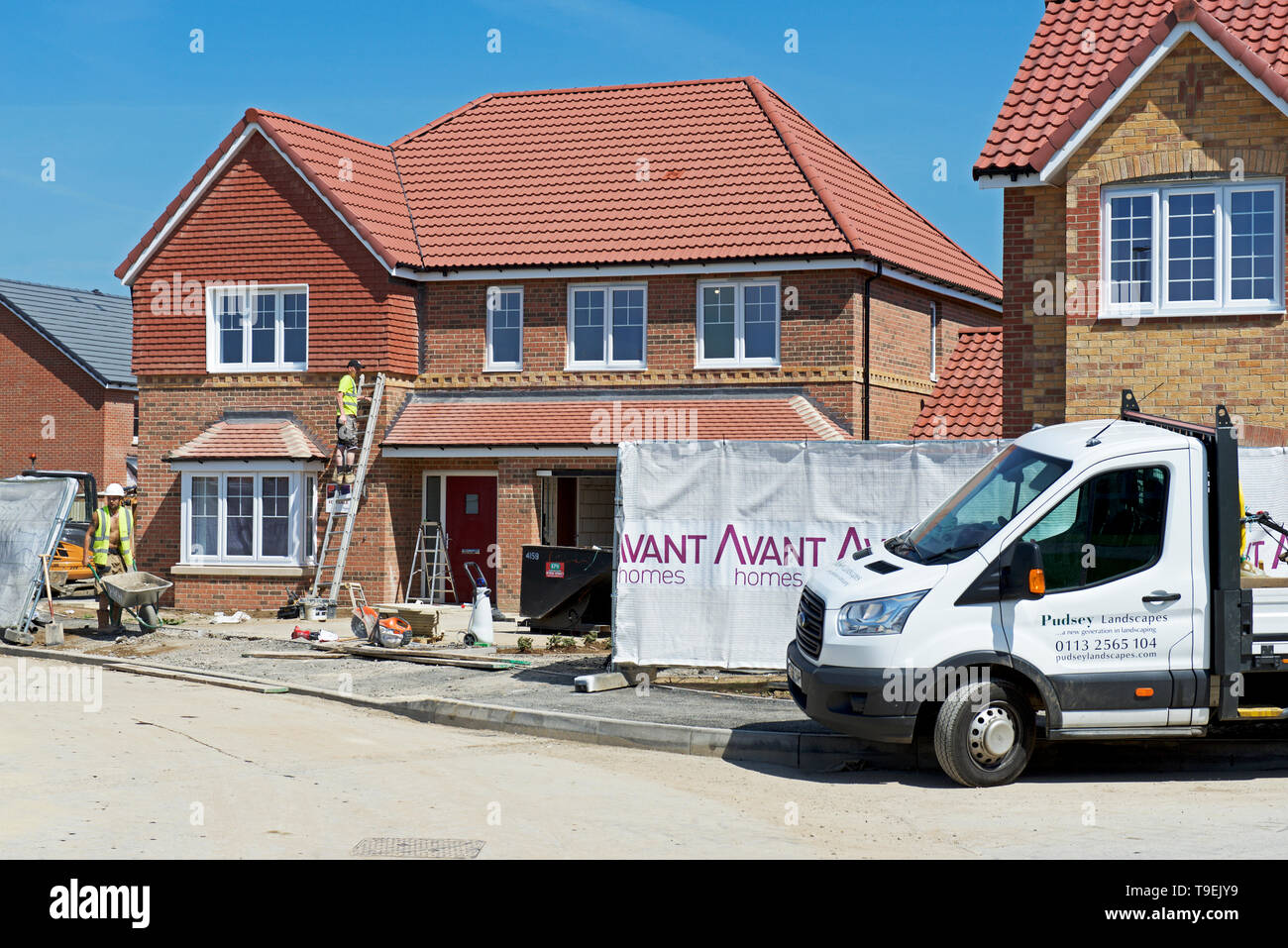 Builders Working On New Avant Homes Housing Development Stamford Bridge East Yorkshire England Uk Stock Photo Alamy