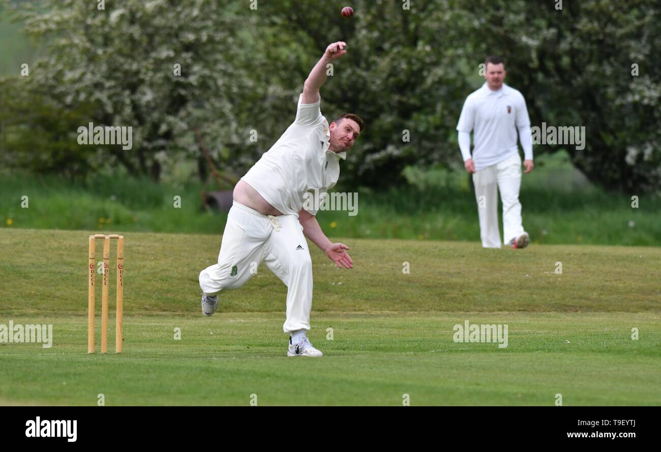 A bowler in action during the Derbyshire and Cheshire League match between Birch Vale and Thornsett, and Hazel Grove. Stock Photo
