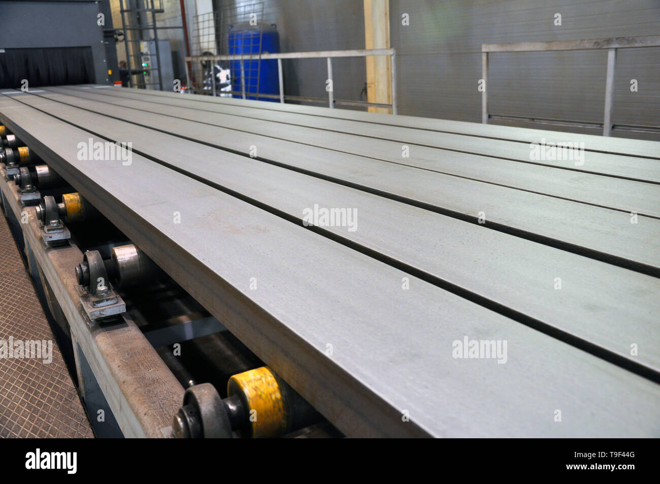 roller conveyor for the supply of metal products to the installation of