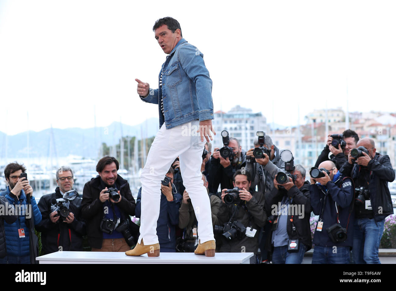 Cannes, France. 18th May, 2019. Actor Antonio Banderas poses during a photocall for the film 'Dolor y Gloria' at the 72nd Cannes Film Festival in Cannes, France, May 18, 2019. Spanish film 'Dolor y Gloria' will compete for the Palme d'Or with other 20 feature films during the 72nd Cannes Film Festival which is held from May 14 to 25. Credit: Zhang Cheng/Xinhua/Alamy Live News Credit: Xinhua/Alamy Live News Stock Photo