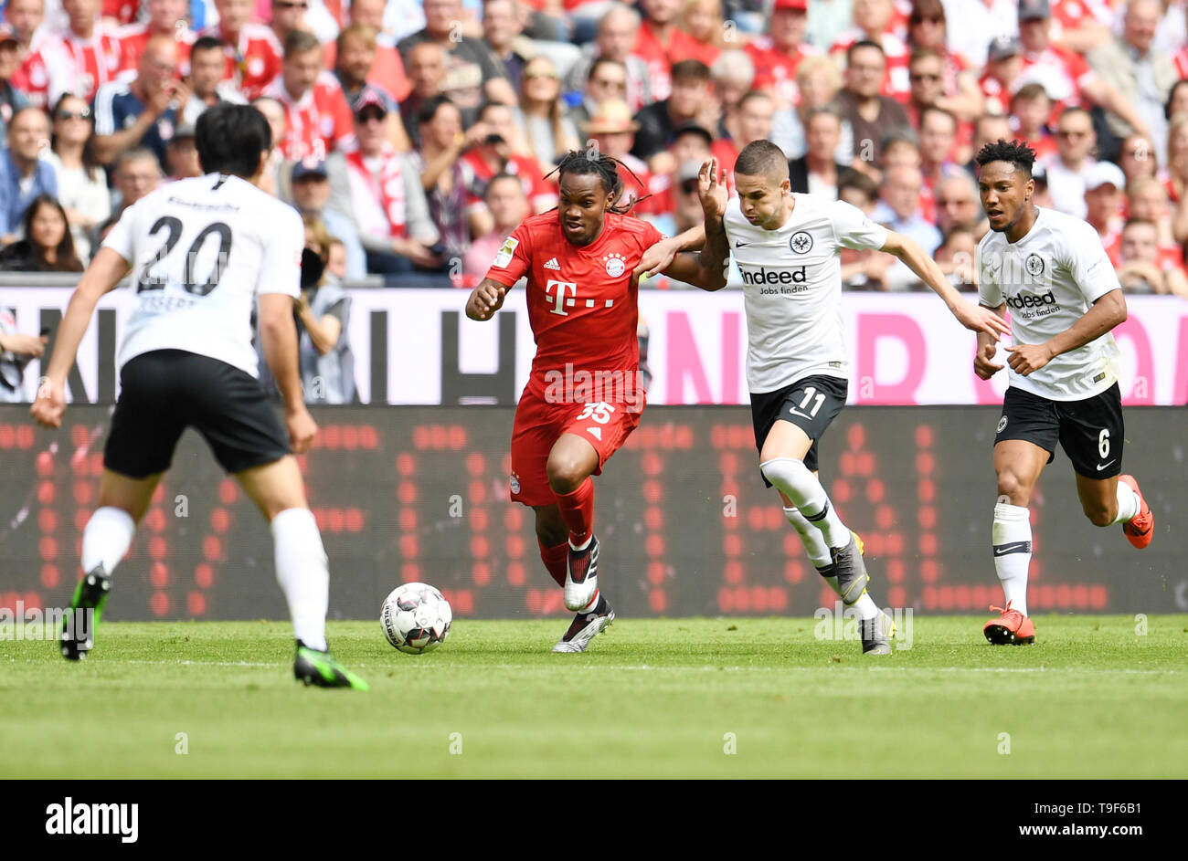 Munich, Germany. 18th May, 2019. Soccer: Bundesliga, Bayern Munich - Eintracht Frankfurt, 34th matchday in the Allianz Arena. Makoto Hasebe (l-r) from Frankfurt, Renato Sanches from Bavaria, Mijat Gacinovic from Frankfurt and Jonathan de Guzman from Frankfurt fight for the ball. Credit: Tobias Hase/dpa - IMPORTANT NOTE: In accordance with the requirements of the DFL Deutsche Fußball Liga or the DFB Deutscher Fußball-Bund, it is prohibited to use or have used photographs taken in the stadium and/or the match in the form of sequence images and/or video-like photo sequences./dpa/Alamy Live News C Stock Photo