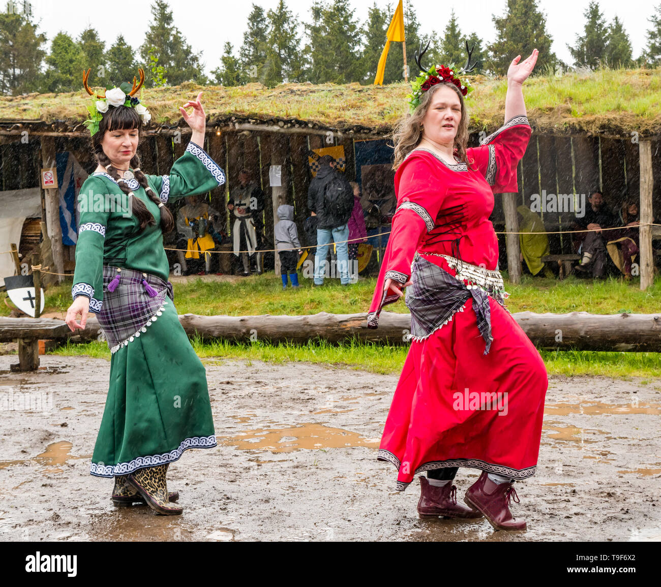 Dancers in traditional scottish costumes hi-res stock photography 