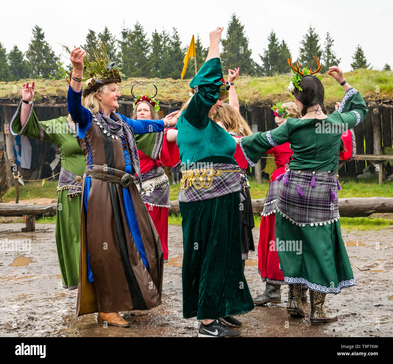 Dancers in traditional scottish costumes hi-res stock photography 