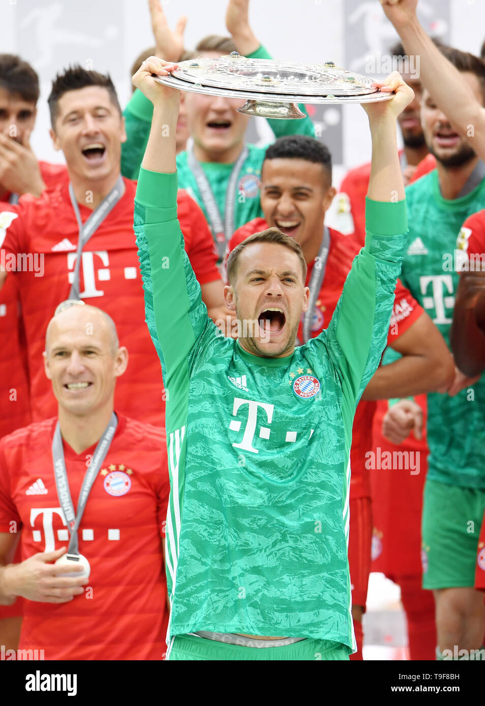Munich, Germany. 18th May, 2019. Soccer: Bundesliga, Bayern Munich -  Eintracht Frankfurt, 34th matchday in the Allianz Arena. Arjen Robben (l)  and Manuel Neuer cheer with the championship trophy. FC Bayern wins