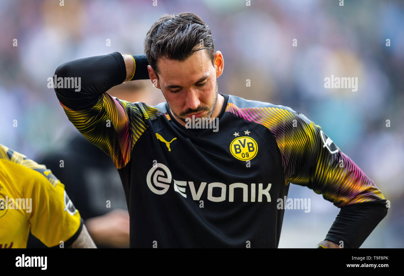 18 May 2019, North Rhine-Westphalia, Mönchengladbach: Soccer: Bundesliga, Borussia Mönchengladbach - Borussia Dortmund, 34th matchday in Borussia Park. Dortmund's goalkeeper Roman Bürki stands in front of the fans after the match. Photo: Guido Kirchner/dpa - Use only after contractual agreement Stock Photo