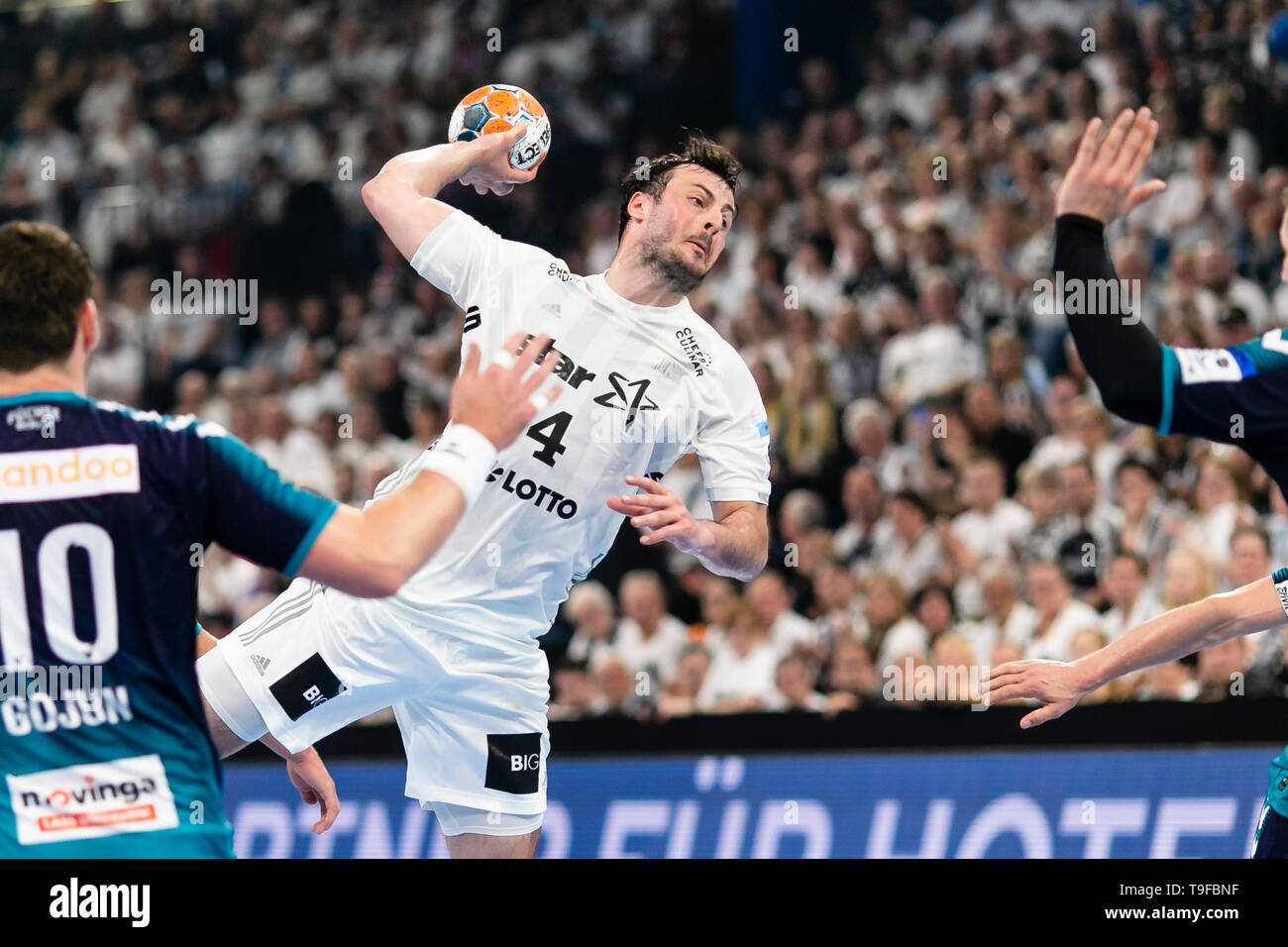 Kiel, Germany. 17th May, 2019. Handball: EHF Cup, THW Kiel - Foxes Berlin, Final  Four, Final. Kiel's Domagoj Duvnjak throws at the goal. Credit: Frank  Molter/dpa/Alamy Live News Stock Photo - Alamy