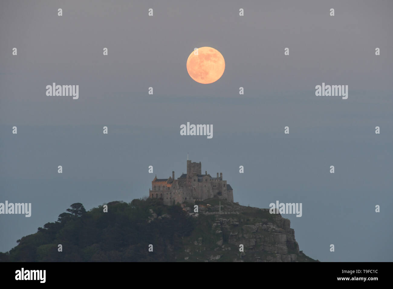 Long Rock Cornwall Uk 18th May 19 Uk Weather The Full Flower Moon Also A Blue Moon Seen Rising Above St Michaels Mount This Evening Credit Simon Maycock Alamy Live News Long Rock Cornwall Uk 18th May 19 Uk Weather The Full Flower Moon Also A Blue Moon Seen Rising Above St Michaels Mount This Evening Credit Simon Maycock Alamy Live News