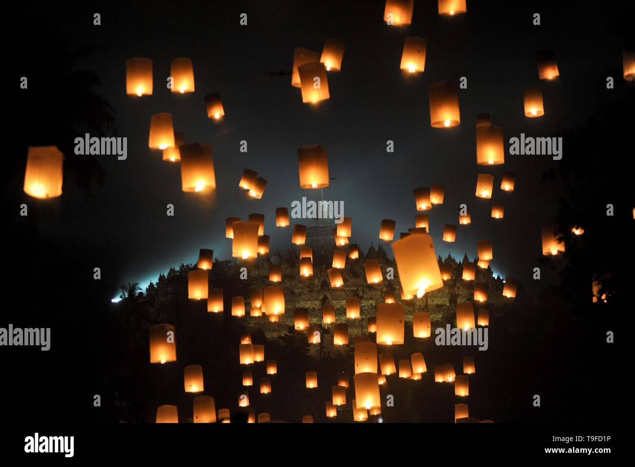 Magelang, Indonesia. 18th May, 2019. Sky lanterns are released during