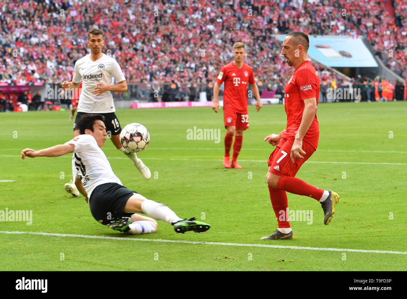 Robert LEWANDOWSKI (FC Bayern Munich) heads the ball the goal to 2-0,  action, header goal versus Stefan ILSANKER (Eintracht Frankfurt). FC Bayern  Munich - Eintracht Frankfurt 5-0 Soccer Bundesliga 5. matchday, ALLIANZAREN