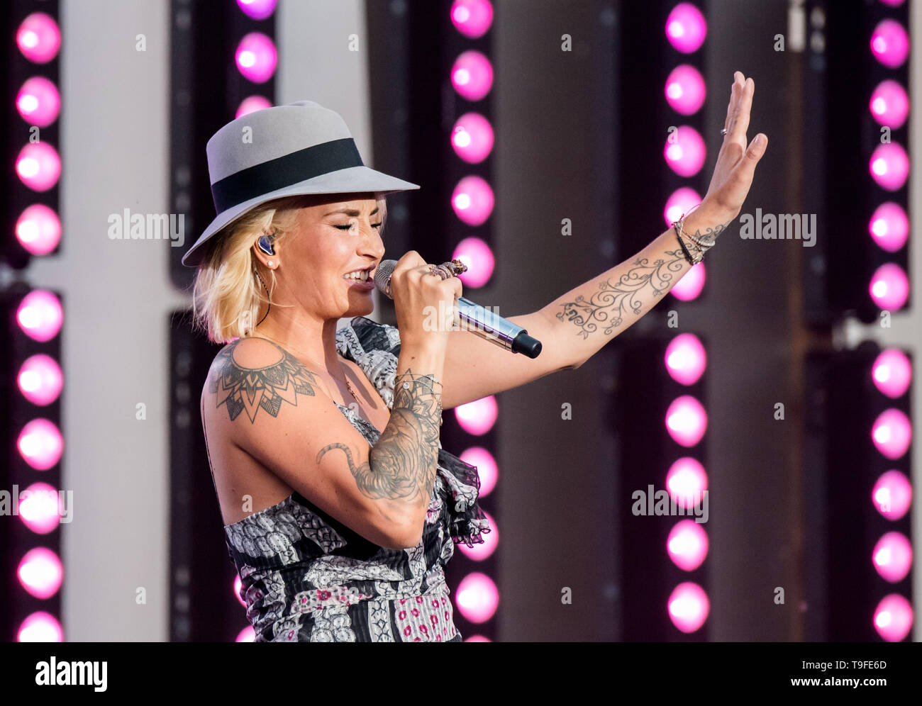 Hamburg, Germany. 18th May, 2019. Sarah Connor, singer, appears on stage at  the public viewing of the Eurovision Song Contest (ESC) 2019 on  Spielbudenplatz. Credit: Daniel Bockwoldt/dpa/Alamy Live News Stock Photo -