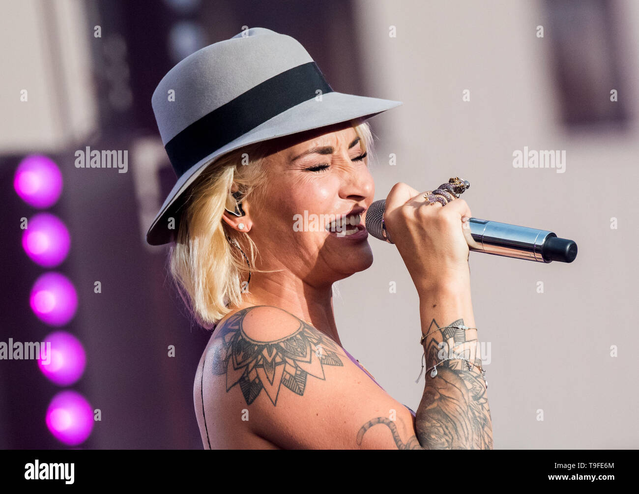 Hamburg, Germany. 18th May, 2019. Sarah Connor, singer, appears on stage at  the public viewing of the Eurovision Song Contest (ESC) 2019 on  Spielbudenplatz. Credit: Daniel Bockwoldt/dpa/Alamy Live News Stock Photo -