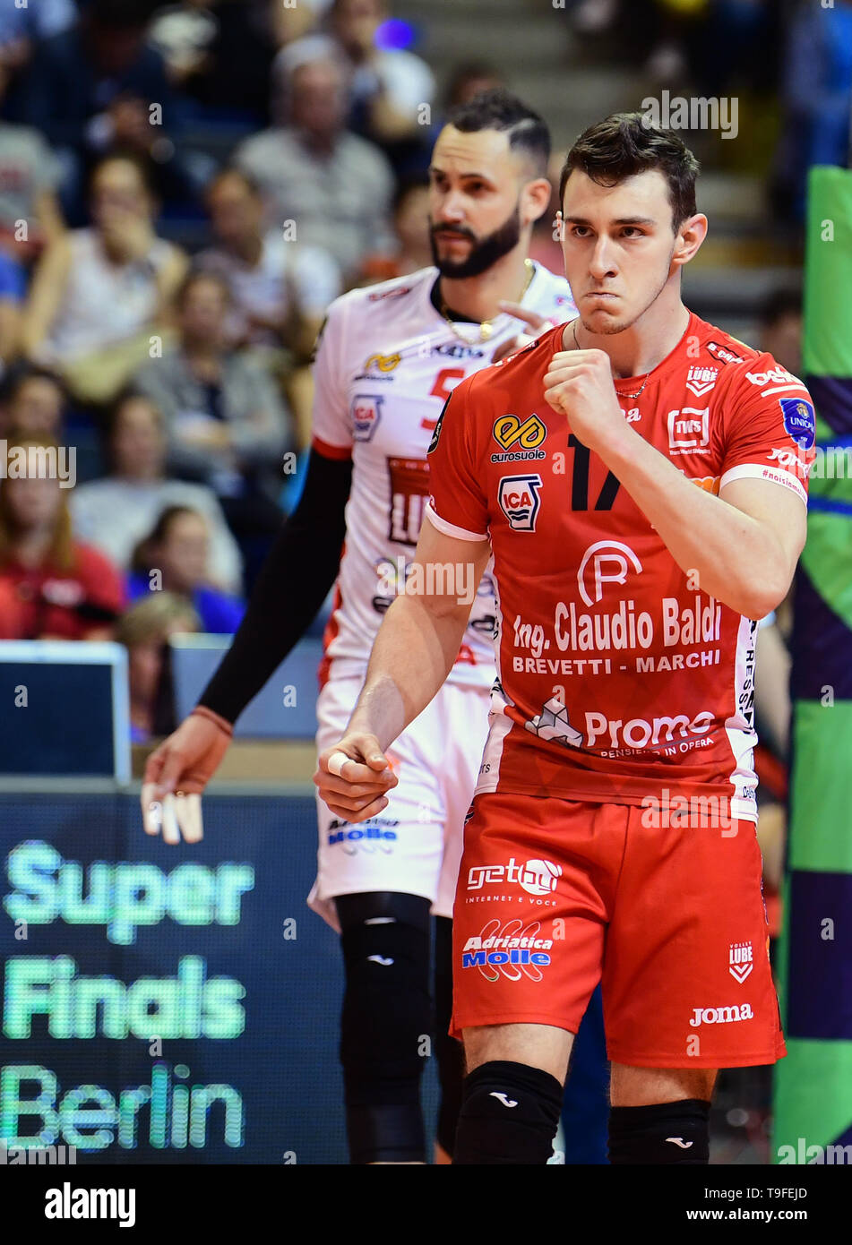 Berlin, Germany. 18th May, 2019. Volleyball, Men: Champions League, Zenit  Kazan - Cucine Lube Civitanova, knockout round, final. Osmany Juantorena  Portuondo (l) and Fabio Balaso cheer for the end of the game.