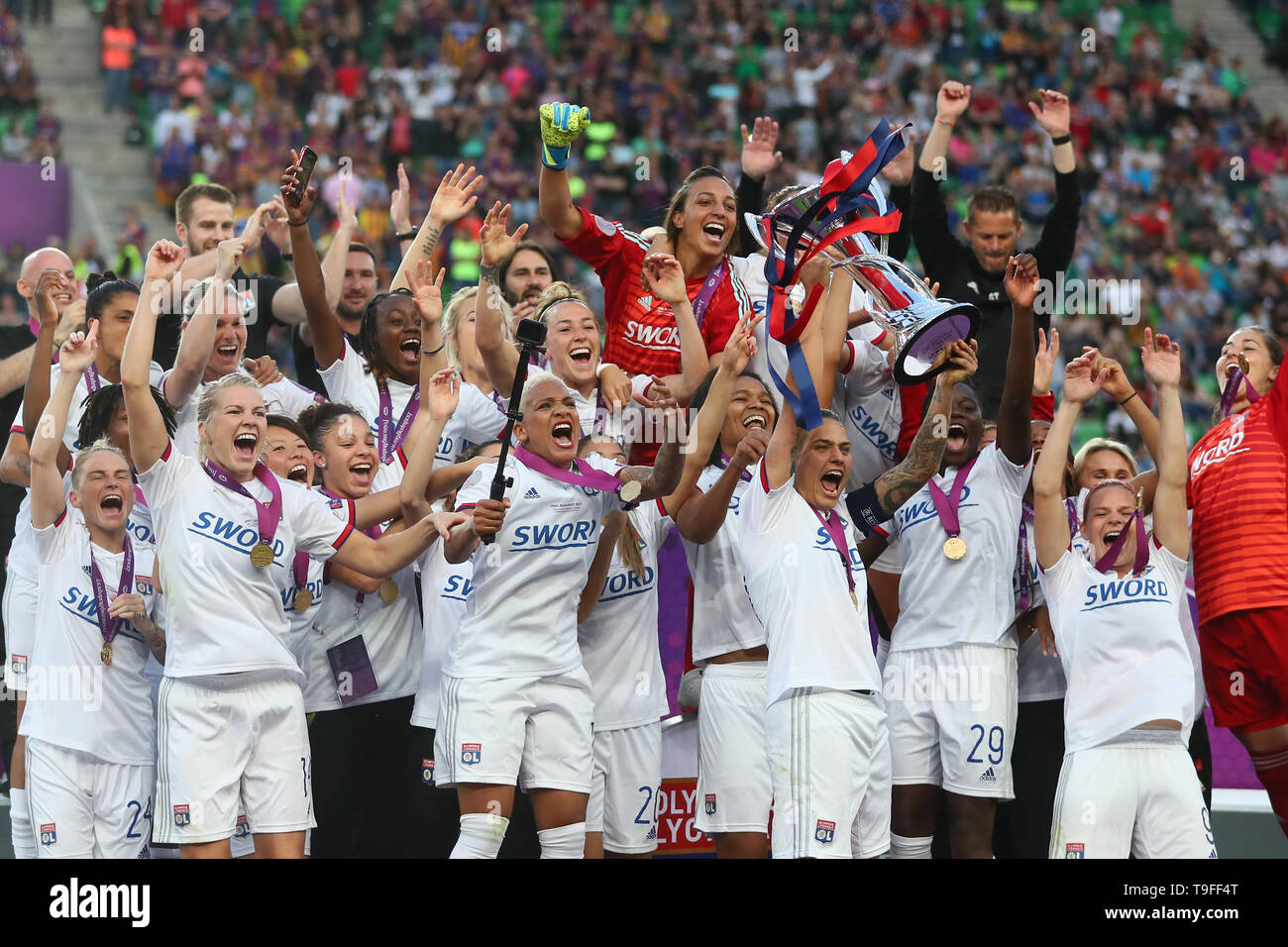 Budapest, Hungary. 18th May, 2019.  Olympique Lyonnais players celebrate with Trophy during the UEFA Women's Champions League Final between Olympique Lyonnais and FC Barcelona Women at Groupama Arena on May 18, 2019 in Budapest, Hungary Credit: Action Foto Sport/Alamy Live News Stock Photo