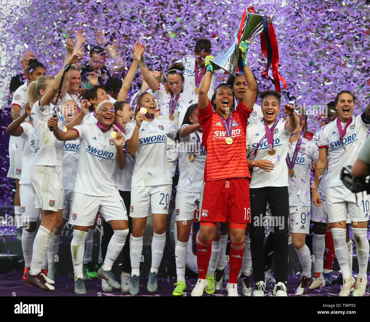 Budapest, Hungary. 18th May, 2019.  Olympique Lyonnais players celebrate with Trophy during the UEFA Women's Champions League Final between Olympique Lyonnais and FC Barcelona Women at Groupama Arena on May 18, 2019 in Budapest, Hungary Credit: Action Foto Sport/Alamy Live News Stock Photo
