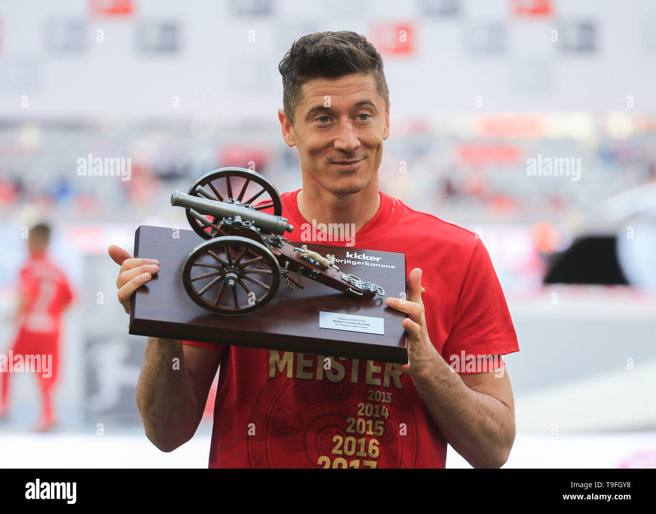 Munich, Germany. 18th May, 2019. Bayern Munich's Robert Lewandowski poses with the trophy for the top goal scorer during the awarding ceremony after a German Bundesliga match between FC Bayern Munich and Eintracht Frankfurt in Munich, Germany, on May 18, 2019. Bayern Munich won 5-1 and claimed the 7th successive Bundesliga title. Credit: Philippe Ruiz/Xinhua/Alamy Live News Stock Photo