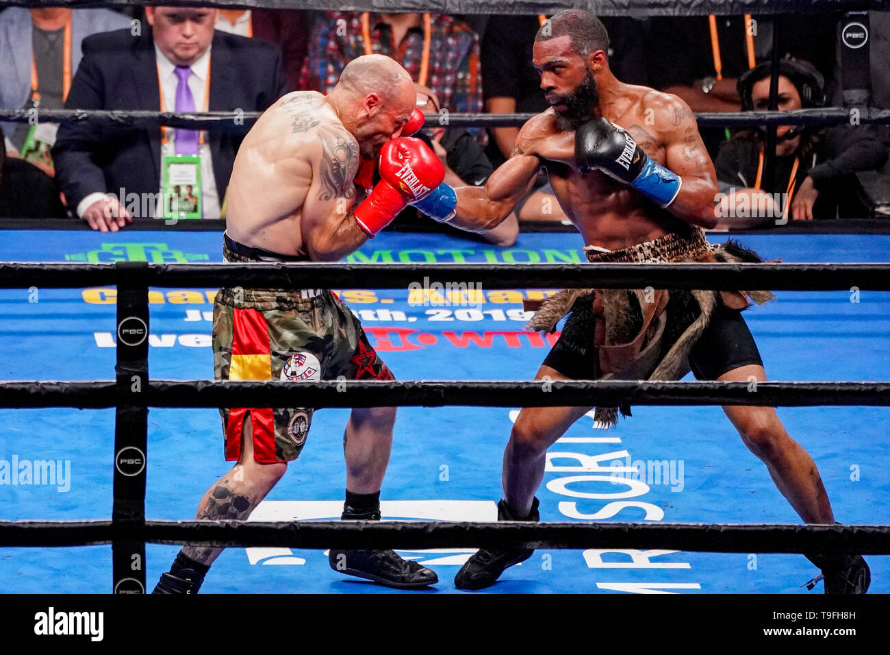 Brooklyn, New York, USA. 18th May, 2019. GARY RUSSELL, JR. (black trunks with animal print) battles KIKO MARTINEZ in a WBC World Featherweight Championship bout at the Barclays Center in Brooklyn, New York. Credit: Joel Plummer/ZUMA Wire/Alamy Live News Stock Photo